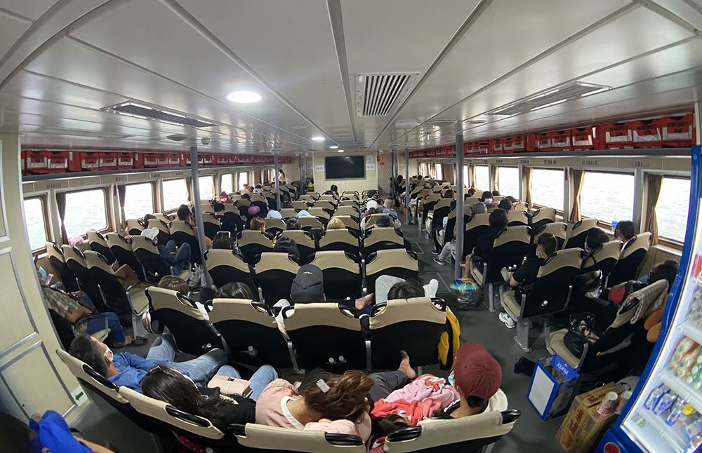 Các dãy ghế trên tàu cao tốc đến Phú Quốc luôn kín khách.